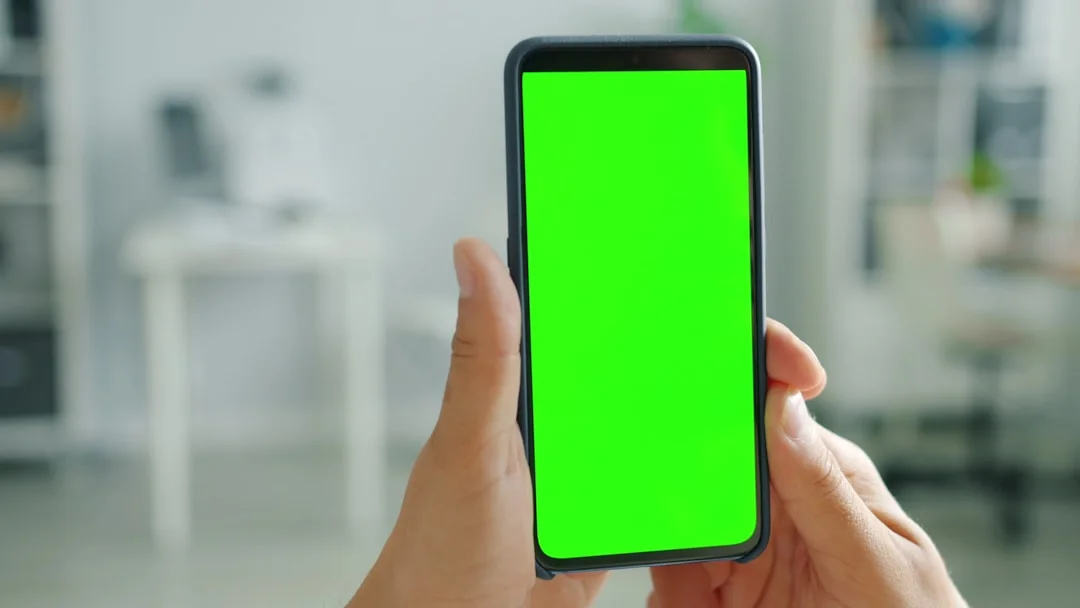 Detailní záběr na displej chytrého telefonu s otevřenou e-mailovou schránkou, který drží ruka dospělého člověka.